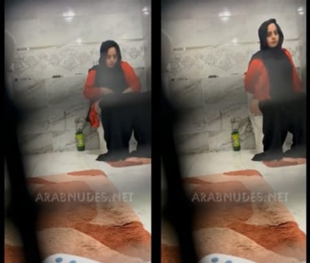 فتاه محجبه بكس كبير تقلع الاندر في الحمام