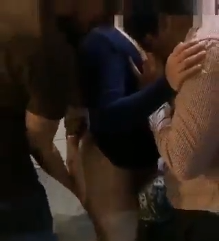 اتنين جايبين شرموطه واحد بيرضع فبزازها والتاني بيلعب فطيزها