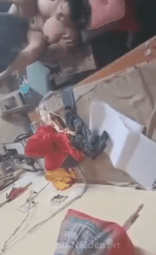 الابن بيتجسس علي ابوه هو وبينيك امه في اوضه النوم