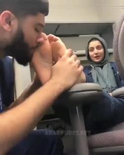 خول سوري شغال مص وبوس في رجل حبيبته المحجبة