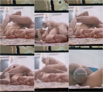 بيصور ابوه ومراته في اوضة النوم وهو بينيكو بعض